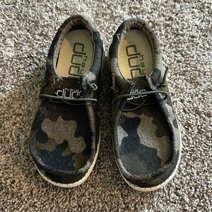 Kids camo Hey Dude shoes